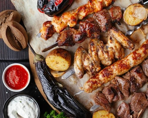 تصویر غذاهای خوشمزه و اشتهاآور فست فود شامل همبرگر، پیتزا، سیب‌زمینی سرخ‌کرده